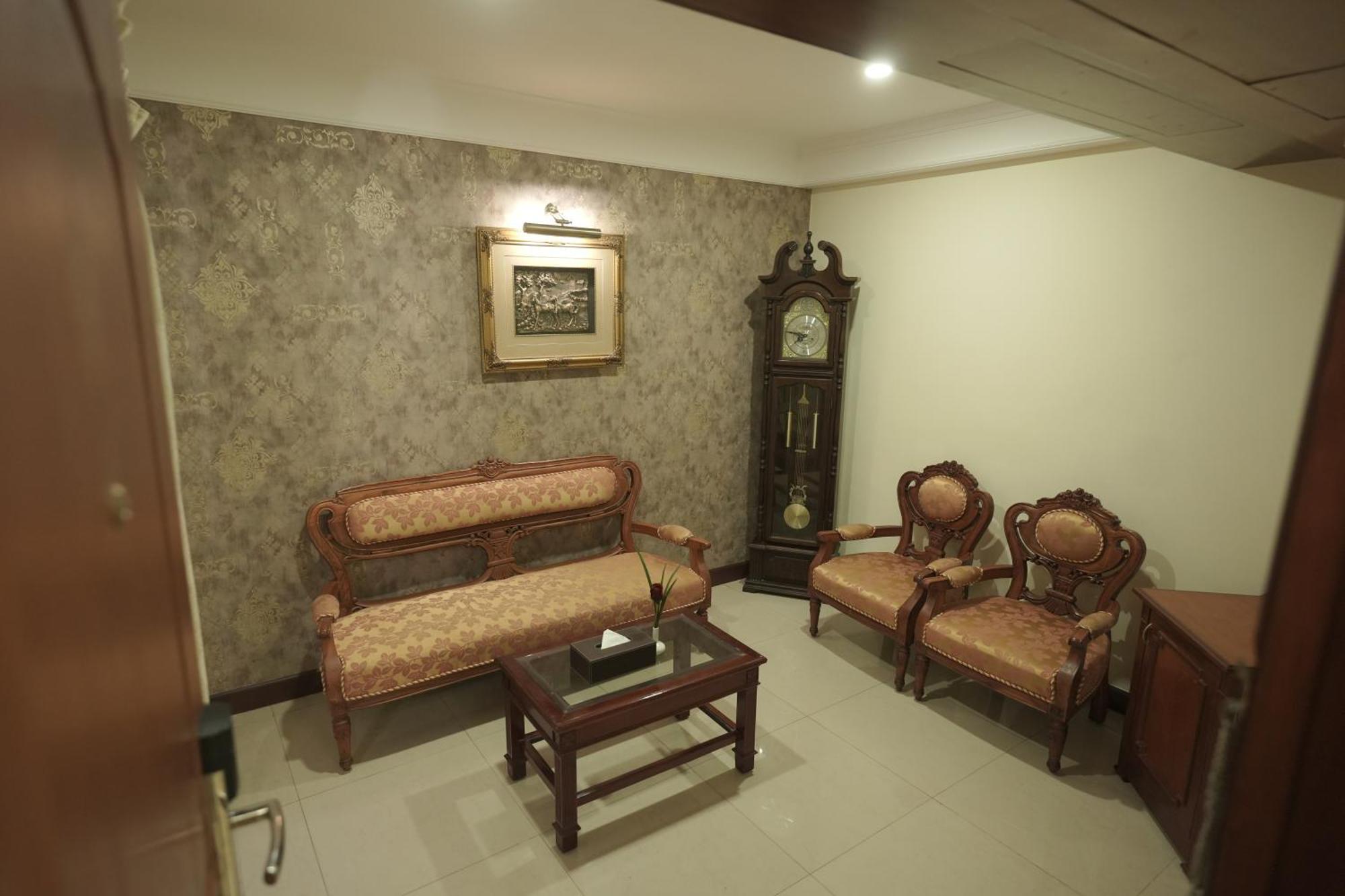 Maurya Rajadhani Thiruvananthapuram Bagian luar foto