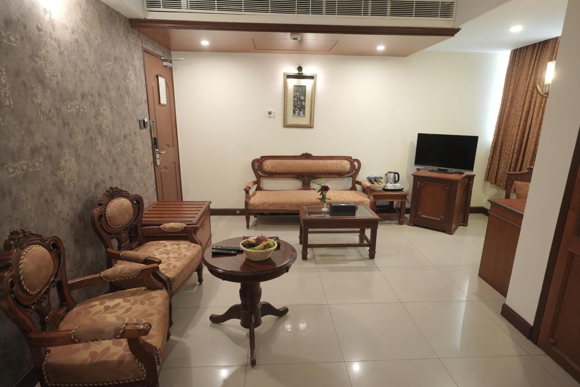 Maurya Rajadhani Thiruvananthapuram Bagian luar foto